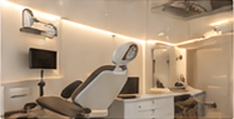 Consultório odontológico moderno com cadeira e iluminação em LED