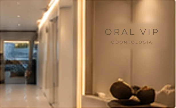 Corredor da clínica com o logotipo Oral VIP na parede