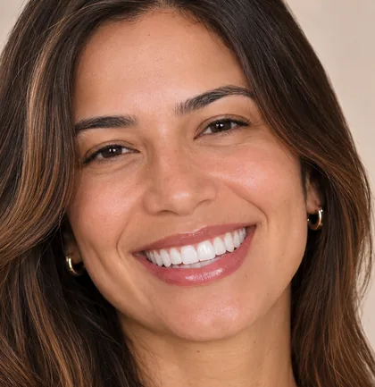 Paciente sorrindo após tratamento de estética dental